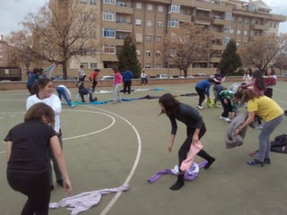 2016 03 15 1ºESO B jugando en el barrio Albayda