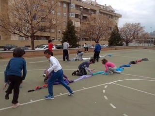 2016 03 15 1ºESO B jugando en el barrio Albayda
