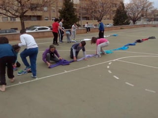 2016 03 15 1ºESO B jugando en el barrio Albayda