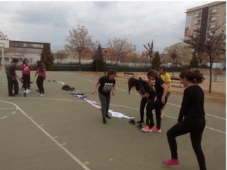 2016 03 15 1ºESO B jugando en el barrio Albayda
