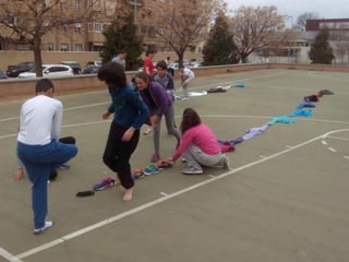 2016 03 15 1ºESO B jugando en el barrio Albayda