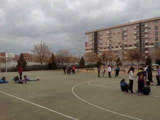 2016 03 15 1ºESO B jugando en el barrio Albayda
