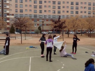 2016 03 15 1ºESO B jugando en el barrio Albayda