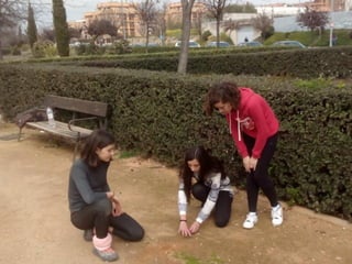 2016 03 15 1ºESO B jugando en el barrio Albayda