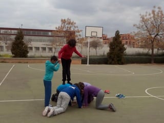 2016 03 15 1ºESO B jugando en el barrio Albayda