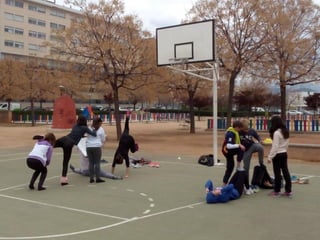 2016 03 15 1ºESO B jugando en el barrio Albayda