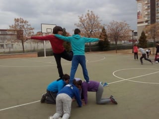2016 03 15 1ºESO B jugando en el barrio Albayda