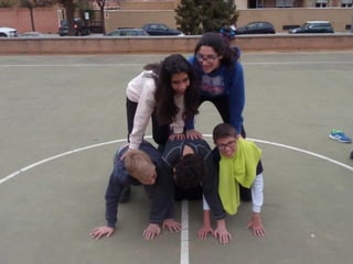 2016 03 15 1ºESO B jugando en el barrio Albayda