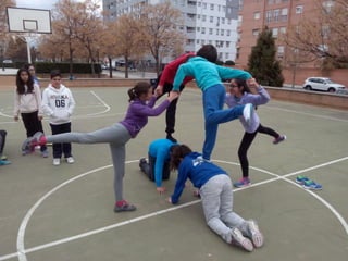 2016 03 15 1ºESO B jugando en el barrio Albayda