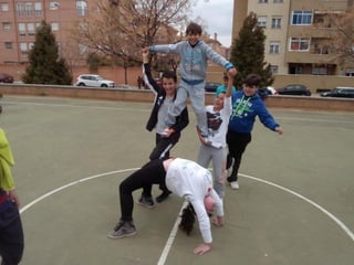 2016 03 15 1ºESO B jugando en el barrio Albayda