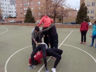 2016 03 15 1ºESO B jugando en el barrio Albayda