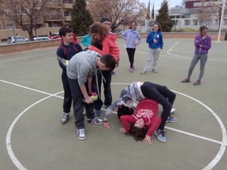 2016 03 15 1ºESO B jugando en el barrio Albayda