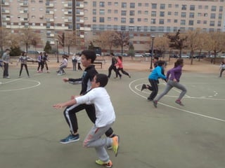 2016 03 15 1ºESO B jugando en el barrio Albayda