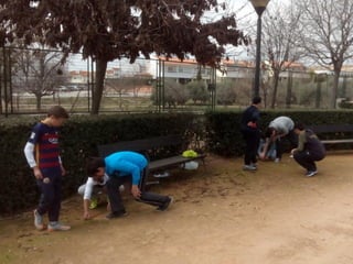 2016 03 15 1ºESO B jugando en el barrio Albayda