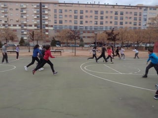 2016 03 15 1ºESO B jugando en el barrio Albayda