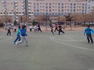2016 03 15 1ºESO B jugando en el barrio Albayda