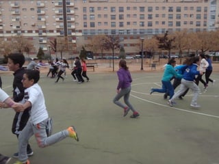 2016 03 15 1ºESO B jugando en el barrio Albayda