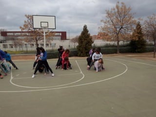 2016 03 15 1ºESO B jugando en el barrio Albayda