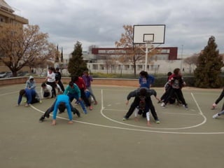 2016 03 15 1ºESO B jugando en el barrio Albayda