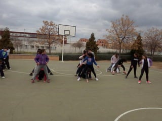2016 03 15 1ºESO B jugando en el barrio Albayda
