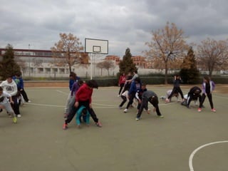 2016 03 15 1ºESO B jugando en el barrio Albayda