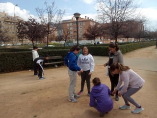 2016 03 15 1ºESO B jugando en el barrio Albayda