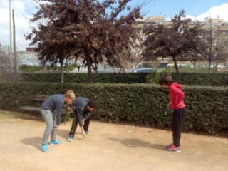 2016 03 15 1ºESO B jugando en el barrio Albayda