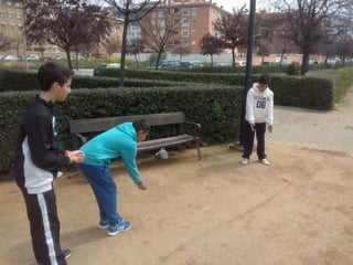 2016 03 15 1ºESO B jugando en el barrio Albayda