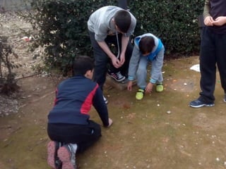 2016 03 15 1ºESO B jugando en el barrio Albayda