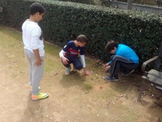 2016 03 15 1ºESO B jugando en el barrio Albayda