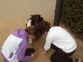 2016 03 15 1ºESO B jugando en el barrio Albayda