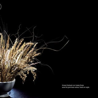 Arranjo finalizado com hastes florais
secas de gramíneas nativas, fixado em argila.
 