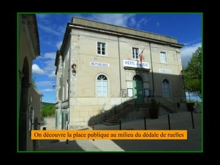 On découvre la place publique au milieu du dédale de ruelles