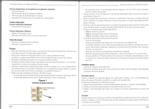 Protocolos Clínicos em Medicina Interna Protocolos Clínicos em Medicina Interna
Técnica diagnóstica ou terapêutica em algumas situações
• Anestesia espinal.
• Administração de quimioterapia intratecal.
• Administração de antibioterapia intratecal.
• Injecção de contraste para a mielografia ou cisternografia.
- Se a pressão estiver muito elevada, remover apenas 5 mL de LCR e retirar imediata-
mente a agulhar de punção.
• Colher entre 5 a 10 mL de líquor em 3 recipientes adequados (tubos de ensaio ou frascos
esterilizados) (Figura 1).
• Medir a pressão de encerramento, remover o manómetro e recolocar o estilete antes de
retirar a agulha de punção. Pressionar o local da punção com gaze esterilizada, durante
alguns minutos.
• Orientar o doente para permanecer na posição horizontal durante cerca de 4 horas para
evitar cefaleias após a punção (causadas pela perda de líquor pelo local da punção).
• Enviar os recipientes para análise laboratorial.
- Tubo 1:proteínas, glicose.
- Tubo 2: coloração Gram, pós-centrifugação.
- Tubo 3: contagem celular total e diferencial.
• Considerar testes adicionais (quando indicado).
- Culturas bacterianas.
- Pesquisa de antigénio de Cryptococcus em doentes imunodeprimidos.
- Imunoelectroforese contra-corrente (para detecção de antigénios da Neisseria menin-
gitidis, Haemophilus influenzae,Streptococcus pneumoniae, em doentes com coloração
de Gram inconclusiva.
- Detecção de mielina (no diagnóstico da esclerose múltipla).
- Pesquisa de bacilos álcool-ácido resistentes, culturas de fungos e vírus, entre outras.
- Pesquisa de BK por PCR (polymerasechain reaction).Os métodos bacteriológicos,como
os culturais por exemplo, podem demorar 6 a 8 semanas. Pesquisa de Herpes simplex
por PCR.
Contra-indicações
Contra-indicações absolutas
• Hipertensão intracraniana.
Contra-indicações relativas
• Diátese hemorrágica grave.
• Infecção dos tecidos moles no local a puncionar.
Antes do exame
• Preparar psicologicamente o doente.
• Preparar o material (Anexo I).
Técnica
• Efectuar o exame do fundo ocular e,no caso de haver sinais de hipertensão intracraniana,
deve efectuar-seTC-CE antes da punção lombar.
• Posicionar o doente em decúbito lateral, com a coluna vertebral flectida.
• Identificar o espaço intervertebral L4-L5 (linha imaginária que une as cristãs ilíacas).
• Proceder à desinfecção da pele,com solução povidona-iodina.
• Anestesiar a pele e tecido celular subcutâneo com solução de lidocaína a 1 ou 2%; Alter-
nativamente, utilizar um anestésico local em spray.
- Introduzir suavemente a agulha de punção lombar no espaço L4-L5 com o bizel orienta-
do superiormente e na posição horizontal,com uma ligeira inclinação cefálica. Ao pene-
trar na dura-máter sentir-se-á uma redução na resistência (Figura 1).
• Medir a pressão de abertura (Normal: 100-200 mmHg).
- Se a pressão estiver elevada, pedir ao doente para relaxar e assegurar-se de que não há
compressão abdominal ou que o doente não está a conter a respiração.
Figura 1
Introdução da agulha depunção
Cuidados gerais
• Explicar ao doente o procedimento.
• Posicionar o doente de acordo com a opinião do médico sobre a posição mais adaptada
à situação clínica do doente.
Decúbito lateral
Colocar o doente em decúbito lateral, de costas para o médico, com uma almofada por
baixo da cabeça e flectindo os joelhos e a cabeça, em posição fetal.
É importante respeitar os 3 elementos-chave:
1. Posição fetal, para atingir a máxima flexão lombar, abrindo os espaços intervertebrais.
2. Manter a coluna do doente próxima e paralela à borda da cama.
3. Manter a linha formada pelo plano dos ombros e da bacia perpendicular ao plano da
cama.
.ajm
0 líquido cefalorraquidiano
1
Sentado
Doente sentado de costas para o médico,de preferência na beira da cama com os pés pen-
dentes,a cabeça e o tronco flectidos para a frente,apoiando os braços sobre uma mesa ou
à volta de uma almofada.
236 237
 