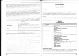 V
Protocolos Clínicos em Medicina Interna
ProtocolosClínicos em Medicina Interna
Doentes com hipercalcémia assintomática ou ligeiramente assintomática (ex: obstipação),com
níveis <12 mg/dL (3 mmol/L), não necessitam de tratamento imediato. Os doentes que mani-
festem níveis de cálcio compreendidos entre 12-14 mg/dL (3-3.5 mmol/L) de instalação crónica
e progressiva, podem não necessitar de terapêutica imediata. Porém, uma elevação aguda para
estes níveis podem provocar alterações neuro-psiquiátricas com necessidade de medidas tera-
pêuticas agressivas. O tratamento agressivo, independentemente da presença ou rapidez de
elevação da calcémia, está indicado na presença de níveis >14 mg/dL (3.5 mmol/L).
A abordagem terapêuticada hipercalcémia inclui: educação com evicção de fatores predispo-
nentes e a administração simultânea de hidratação, calcitonina e bifosfonados (Algoritmo 2).
A administração conjunta da calcitonina com hidratação conduz a uma redução da calcémia
em 12-48 horas. Os bifosfonados serão eficazes a partir do 2o a 4o dia.
Na hipercalcémia secundária, a situação neopiásica é progressiva, e acompanha a evolução
da doença tumoral. Muitos doentes com doença metastática do osso fazem terapêutica
com ácido zolendrónico ou pamidronato, a cada 3-4 semanas, como parte do esquema de
tratamento, com o intuito de evitar complicações esqueléticas e prevenir a hipercalcémia.
Tabela III
Fármacos usadosna Hipercalcémia
Hipercaliémia
Elaborado por:CorolinaSales
Introdução
Conceito
A hipercaliémia é um problema clínico comum que se traduz pela concentração de K+ superior
a 5.5 mEq/L. Quando a concentração de K+ é superior a 6.5 mEq/L considera-se hipercaliémia
grave. A hipercaliémia, é frequentemente mais emergente/ameaçadora que a hipocaliémia.
Etiologia
Os principais mecanismos envolvidos no aumento sérico do potássio são a ingestão aumen-
tada, a redistribuição celular de potássio e a menor excreção deste ião. Os exemplos mais
comuns encontram-se sumariados na tabela seguinte.
Tabela I
Causas de Hipercaliémia
Exemplosmais comuns
Mecanismos
Perfusão de 200-300 ml/h e depois ajustado para manter uma diurese de 100 a 150 ml/h
Monitorização contínua pelo risco de hipervolémia,na presença de edema agudo do pulmão associar
diurético de ansa
- Aporte nutricional excessivo
- latrogenia
Solução salina isotónica Intakeaumentado
- Acidose metabólica
- Défice de insulina/hiperglicemia/ hiperosmolalidade sérica
- (3-bloqueante
- Aumento do catabolismo celular
- Exercício
- Paralisia hipercaliémica periódica
- Intoxicação com digitálicos,succinilcolina
- Outros:Transfusão de CE,hemólise intravascular,síndrome de lise tumoral, rabdomiólise
- 4UI/kgIMouSC12/12horas, a dosespodem seraumentadasaté6-8Ul/kgde6/6horas
- A eficácia da calcitonina élimitada às primeiras 48 horas (taquifilaxía)
- Administrar apenas na hipercalcémia grave
Calcitonina
Redistribuição intracelular
- Efeito máximo em 2-4 dias
Pamidronato:60-90 mg em 2-4 horas;se IRC: 30-45 mg em 4 horas
Ácido zolendrónico:4mg IV durante 15 min;se IRC: 4 mg IV durante 60 min
Bifosfonados
Referências de Suporte:
• National Câncer Institute:PDQ®
Hypercalcemia (janeiro de 2013).Acedido em março,2013,disponível em http://cancer.gov/
cancertopics/pdq/supportivecare/hypercalcemia/HealthProfessional
Campos L.Protocolos em Medicina Interna.Lisboa: Lidei; 2012.
Reis RP. Guia Prático de Urgência Do Diagnóstico àTerapêutica.Lisboa:Verlag Dashõfer;2010.
Cho KC. Electrolyte & Acid-Base Disorders.In:McPhee S,Papadakis M (Eds.).Current Medicai Diagnosis &Treatment.New York:
McGraw-Hill; 2012.p.847-873.
Khosla S.Hypercalcemia and Hypocalcemia.In: Longo D, Fauci A, Kasper D,Hauser S, Jameson J,Loscalzo J (Eds.).Harrison's
Principies of Internai Medicine.18th edition;2012.p. 360-362.
Shane E.Etiology of hypercalcemia;2012. Acedido em fevereiro, 2013,de www.uptodate.com
Horwitz M.Hypercalcemia of malignacy; 2012. Acedido em fevereiro, 2013, de www.uptodate.com
Shane E.Diagnostic approach to hypercalcemia; 2012.Acedido em fevereiro, 2013, de www.uptodate.com
Shane E.Clinicai manifestations of hypercalcemia;2012.Acedido em fevereiro, 2013, de www.uptodate.com
Shane E.Treatment of hypercalcemia; 2012.Acedido em fevereiro, 2013, de www.uptodate.com
Hypercalcemia;2012. Acedido em março, 2013 de www.mdconsult.com
Hemphill RR,Hypercalcemia in Emergancy Medicine;2013 Acedido em março,2013,de www.emedicine.medscape.com
Ponce RTeixeira J.Manual de Urgências e Emergências.Lisboa: Lidei; 2006.
Carroll MF, Schade DS.Practical Approach to Hypercalcemia.American Family Physician. 2003;67:1959-1966.
- Insuficiência renal aguda ecrónica
- Doença renaltubulo-intersticial (p.ex.: acidosetubular IV)
- Hipoaldosteronismo primário
- Hipoaldosteronismo hiporreninémico
- Secreção reduzida dealdosterona ouinsensibilidade à aldosterona
- Redução da reabsorção de Na+ e H20
- Fármacos:AINEs,lECAs,ARAs,diuréticos poupadores de K+,heparina,trimetoprim,pentamidina,cidosporina
- Malnutrição proteica ( excreção deureia que condiciona
*secreção de K+)
Menor excreção
- Efeito de garrote prolongado
- Hemólise
- Leucocitose (>100000/mm3)
- Trombocitose(>600000/mm5
)
Pseudohipercaliémia
Manifestações clínicas
Os sintomas ocorrem mais frequentemente para valores de K+ >7.0 mEq/L principalmente
em casos crónicos ou com níveis inferiores se hipercaliémia de instalação aguda. Tal como
hipocaliémia, os sintomas são essencialmente neuromusculares e cardíacos.
na
143
142
 