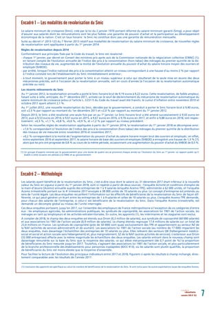 novembre 2018 N° 052 7résultatsrésultats
Le salaire minimum de croissance (Smic), créé par la loi du 2 janvier 1970 portant réforme du salaire minimum garanti (Smig), a pour objet
d’assurer aux salariés dont les rémunérations sont les plus faibles une garantie de pouvoir d’achat et la participation au développement
économique de la nation. C’est un taux horaire: le Smic ne constitue donc pas une garantie de rémunération mensuelle.
Suite au décret n° 2013-123 du 7 février 2013 relatif aux modalités de revalorisation du salaire minimum de croissance, de nouvelles règles
de revalorisation sont appliquées à partir du 1er
janvier 2014.
Règles de revalorisation depuis 2014
Conformément aux principes ﬁxés par le Code du travail, le Smic est revalorisé:
- chaque 1er
janvier, par décret en Conseil des ministres pris après avis de la Commission nationale de la négociation collective (CNNC) (1),
en tenant compte de l’évolution annuelle de l’indice des prix à la consommation (hors tabac) des ménages du premier quintile de la dis-
tribution des niveaux de vie, augmentée de la moitié de l’évolution annuelle du pouvoir d’achat du salaire horaire moyen des ouvriers et
employés (SHBOE);
- par arrêté, lorsque l’indice national des prix à la consommation atteint un niveau correspondant à une hausse d’au moins 2 % par rapport
à l’indice constaté lors de l’établissement du Smic immédiatement antérieur;
- à tout moment, le gouvernement peut porter le Smic à un niveau supérieur à celui qui résulterait de la seule mise en œuvre des deux
mécanismes précités, soit à l’occasion de la revalorisation annuelle, soit en cours d’année (à l’occasion de la revalorisation automatique
précitée ou non).
Les récents relèvements du Smic
Au 1er
janvier 2012, la revalorisation annuelle a porté le Smic horaire brut de 9,19 euros à 9,22 euros. Cette revalorisation, de faible ampleur,
faisait suite à celle, anticipée, du 1er
décembre 2011, activée car le seuil de déclenchement du mécanisme de revalorisation automatique du
salaire minimum de croissance prévu à l’article L. 3231-5 du Code du travail avait été franchi, le cumul d’inﬂation entre novembre 2010 et
octobre 2011 ayant atteint 2,1 %.
Au 1er
juillet 2012, une nouvelle revalorisation du Smic, décidée par le gouvernement, a conduit à porter le Smic horaire brut à 9,40 euros,
soit +2,3 % par rapport au montant du 1er décembre 2011 et +2,0 % par rapport au montant du 1er
janvier 2012.
Depuis 2013, le Smic a été revalorisé une seule fois par an au 1er
janvier. Le Smic horaire brut a été amené successivement à 9,43 euros en
2013, puis à 9,53 euros en 2014, à 9,61 euros en 2015, à 9,67 euros en 2016, à 9,76 euros en 2017, et enﬁn à 9,88 euros en 2018, soit respec-
tivement: +0,3 %, +1,1 %, +0,8 %, +0,6 %, +0,9 %, et +1,2 % par rapport au niveau précédent.
Selon les nouvelles règles de revalorisation appliquées à partir du 1er
janvier 2014, la revalorisation du 1er
janvier 2018 se décompose ainsi:
- +1,0 % correspondant à l’évolution de l’indice des prix à la consommation (hors tabac) des ménages du premier quintile de la distribution
des niveaux de vie mesurée entre novembre 2016 et novembre 2017;
- +0,2 % correspondant à la moitié de l’augmentation du pouvoir d’achat du salaire horaire moyen brut des ouvriers et employés; en effet,
entre septembre 2016 et septembre 2017, le salaire horaire de base des ouvriers et employés (SHBOE) a enregistré une hausse de 1,3 % [7],
alors que les prix ont progressé de 0,8 % au cours de la même période, occasionnant une augmentation du pouvoir d’achat du SHBOE de 0,5 %.
(1) Un groupe d’experts nommés par le gouvernement pour une durée de quatre ans se prononce chaque année sur l’évolution du Smic au 1er
janvier. Le rapport public qu’il
établit à cette occasion est adressé à la CNNC et au gouvernement.
Encadré 1 – Les modalités de revalorisation du Smic
(1) L’exclusion des apprentis est spéciﬁque au calcul du nombre de bénéﬁciaires de la revalorisation du Smic. Ils sont inclus pour les autres exploitations issues des enquêtes Acemo.
Encadré 2 – Méthodologie
Les salariés ayant bénéﬁcié de la revalorisation du Smic, c’est-à-dire ceux dont le salaire au 31 décembre 2017 était inférieur à la nouvelle
valeur du Smic en vigueur à partir du 1er
janvier 2018, sont ici repérés à partir de deux sources : l’enquête Activité et conditions d’emploi de
la main-d’œuvre (Acemo) annuelle auprès des entreprises de 1 à 9 salariés (enquête Acemo-TPE), administrée à 62 000 unités, et l’enquête
Acemo trimestrielle portant sur le 4e
trimestre 2017 envoyée à 38 000 unités de 10 salariés ou plus. Le concept d’entreprise est entendu au
sens de l’unité légale. Les deux enquêtes recueillent l’information sur les effectifs de bénéﬁciaires de la revalorisation du Smic de façon dif-
férente, ce qui peut générer un écart entre les entreprises de 1 à 9 salariés et celles de 10 salariés ou plus. L’enquête Acemo-TPE demande,
pour chacun des salariés de l’entreprise, si celui-ci est bénéﬁciaire de la revalorisation du Smic. Dans l’enquête Acemo trimestrielle, est
demandé un décompte global au niveau de l’unité interrogée.
Ces deux enquêtes portaient, jusqu’en 2017, sur l’ensemble des employeurs de France métropolitaine à l’exception de six catégories d’entre
eux : les employeurs agricoles, les administrations publiques, les syndicats de copropriété, les associations loi 1901 de l’action sociale, les
ménages en tant qu’employeurs et les activités extraterritoriales. En outre, les apprentis (1), les intérimaires et les stagiaires sont exclus.
À compter de 2018, le champ des deux enquêtes est étendu aux Drom (0,3 million de salariés), aux syndicats de copropriété (60 000 salariés)
et aux associations loi 1901 de l’action sociale (0,9 million de salariés). Le champ étendu regroupe 17,4 millions de salariés sur un total de
23,6 millions en France. Les syndicats de copropriété (près de 50 000) sont quasi exclusivement des TPE et appartiennent au secteur NZ de
la NAF (activités de services administratifs et de soutien). Les associations loi 1901 de l’action sociale (au nombre de 17 000) impactent les
deux enquêtes, mais davantage l’échantillon des entreprises de 10 salariés ou plus. Elles relèvent des secteurs QB (hébergement médico-
social et social et action sociale sans hébergement) et, plus marginalement, SZ de la NAF (autres activités de services). L’extension aux Drom
(33 000 entreprises) affecte avec la même magnitude les échantillons des deux enquêtes. Les salariés entrant dans le nouveau champ sont
davantage rémunérés sur la base du Smic que la moyenne des salariés, ce qui élève mécaniquement (de 0,7 point de %) la proportion
de bénéﬁciaires du Smic mesurée jusqu’en 2017. Toutefois, s’agissant des associations loi 1901 de l’action sociale, et plus particulièrement
de la branche professionnelle des établissements pour personnes inadaptées (IDCC 413), où les salariés sont plutôt qualiﬁés, la proportion
de bénéﬁciaires du Smic est moins élevée que la moyenne d’ensemble.
Pour faciliter la lecture de l’évolution des principaux indicateurs entre 2017 et 2018, ﬁgurent ci-après les résultats à champ inchangé, direc-
tement comparables avec les résultats de l’année 2017.
 