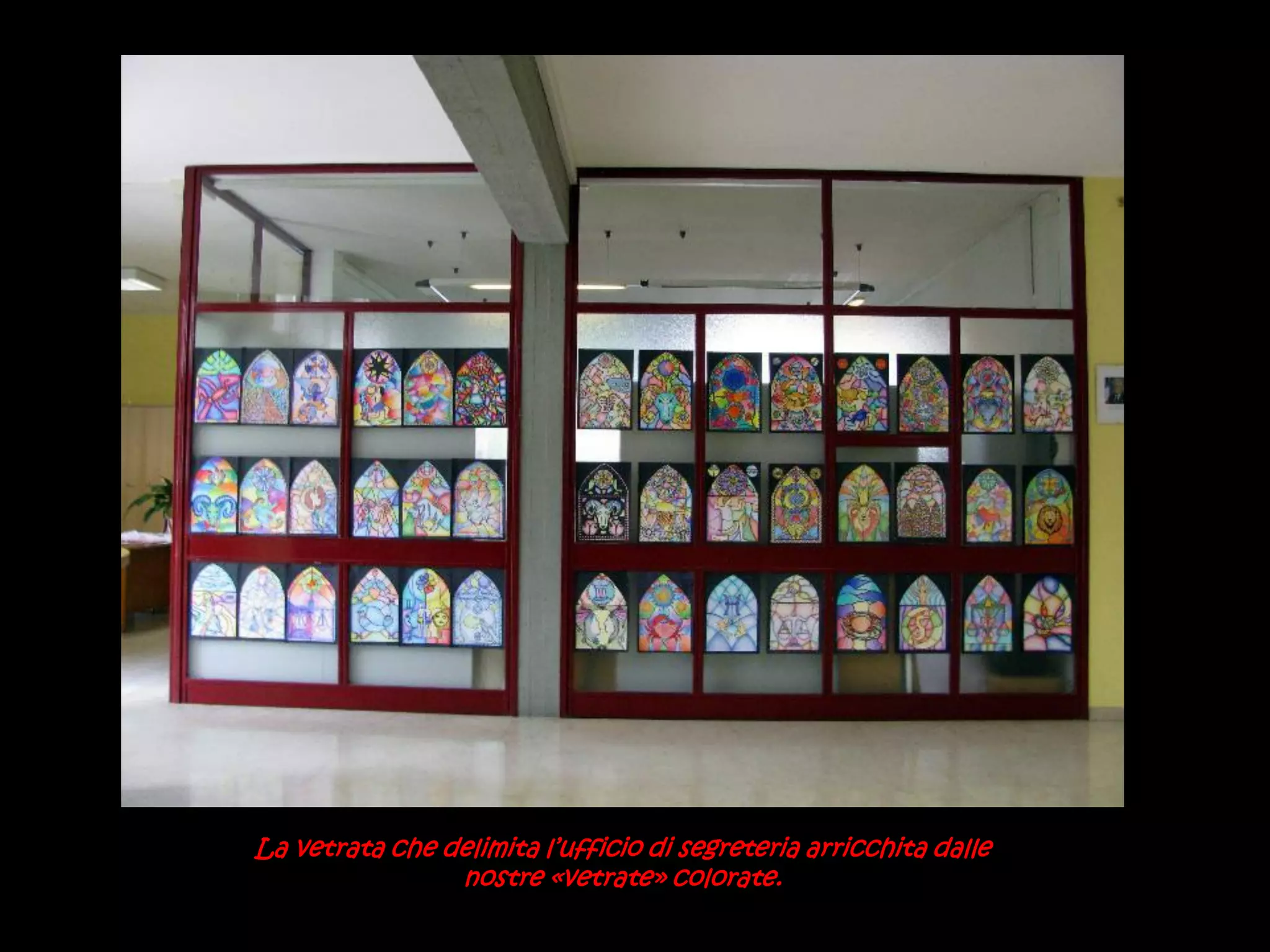 La vetrata che delimita l’ufficio di segreteria arricchita dalle
nostre «vetrate» colorate.
 