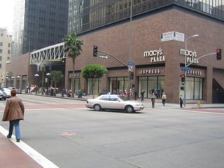 Coherent Urban Setting
Degraded by the Street
Scale
 