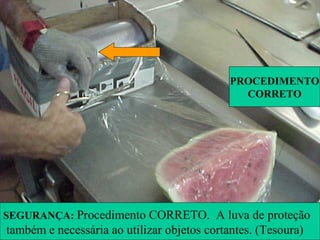 SEGURANÇA: Procedimento CORRETO. A luva de proteção
também e necessária ao utilizar objetos cortantes. (Tesoura)
PROCEDIMENTO
CORRETO
 