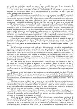 120
de custeio da retribuição prestada ao aluno é fato contábil decorrente de ato financeiro do
Estabelecimento de Ensino e não mera expectativa legal (grifos do original).’
9.1 Ademais disso, com vistas a embasar o entendimento de que inexiste o “fator limitativo
temporal” da aplicação da súmula, cita as Decisões Plenárias n. 514/1994 e 424/1992, a quais não
teriam sequer considerado tal limitação.
9.2 Análise: em síntese, o recorrente defende que, para o seu caso, a Lei n. 3.552/1959 não poderia
ser adotada como marco temporal, pois apenas recebia retribuição in natura custeada com verba
orçamentária, enquadrando-se não como empregado, mas como autêntico extra-numerário. Segundo ele,
somente o aluno-aprendiz com vínculo empregatício com a União seria atingido com a limitação
temporal para a aplicação da súmula n. 96, pois este tivera sua forma de remuneração alterada pela
referida Lei, deixando de ser remunerado pela União e passando a receber pelas encomendas atendidas.
9.3 Por esse raciocínio, o recorrente tenciona estabelecer diferenciação entre o aluno-aprendiz
remunerado direta ou indiretamente pelas encomendas atendidas pela escola e o aluno-aprendiz que
recebia retribuição in natura. Essa diferenciação não é apropriada, haja vista que a retribuição in
natura constitui tão-somente uma forma excepcional de comprovar a retribuição pecuniária à conta do
Orçamento Público. A Súmula n. 96 do TCU, mesmo após a revisão por vezes mencionada pelo
recorrente, exige como prova de retribuição pecuniária à conta do Orçamento, cumulativamente a outros
requisitos, o recebimento de “parcela auferida com a execução de encomendas para terceiros”:
‘Conta-se para todos os efeitos, como tempo de serviço público, o período de trabalho prestado, na
qualidade de aluno-aprendiz, em Escola Pública Profissional, desde que comprovada a retribuição
pecuniária à conta do Orçamento, admitindo-se, como tal, o recebimento de alimentação, fardamento,
material escolar e parcela de renda auferida com a execução de encomendas para terceiros.’ (grifo
nosso)
9.4 Tal exigência, ao nosso ver, não poderia ser diferente, pois a execução de encomendas para
terceiros é característica essencial à condição de aluno-aprendiz. Como bem destacado pelo Ex.mo
Ministro-Relator Benjamim Zymler, no voto condutor do Acórdão n. 111/2004-2ª Câmara – de
inquestionável clareza para a elucidação das questões aqui discutidas –, a figura do aluno-aprendiz, no
âmbito das escolas profissionalizantes federais, surgiu apenas com o advento do Decreto-lei n. 8.590/46.
A partir desse dispositivo legal, em especial dos arts. 1º a 5º, não restam dúvidas de que os serviços
prestados pelo aluno-aprendiz sempre estiveram associados à execução de encomendas, de repartições
públicas ou de particulares.
9.5 Assim sendo, não há falar em aluno-aprendiz que não tenha sido retribuído à conta do
Orçamento por serviços prestados na execução de encomendas. Quanto à questão em tela, a
diferenciação aceitável é aquela entre o aluno-aprendiz, para o qual cabe a contagem de tempo de
serviço, e os demais alunos, que, não participando da execução de encomendas, apenas têm a comprovar
que o seu estudo em uma escola profissionalizante fora total ou parcialmente custeado pelo Orçamento
Público.
9.6 Naquele mesmo voto, transcrito parcialmente no voto condutor do citado Acórdão n. 878/2004-
TCU-2ª Câmara, destacou-se que “o traço que distingue o aluno-aprendiz dos demais alunos não é a
percepção de auxílio para a conclusão do respectivo curso, mas a percepção de remuneração como
contraprestação a serviços executados na confecção de encomendas vendidas a terceiros” (grifo do
original).
9.7 Nesse aspecto, a certidão a que o recorrente se refere não lhe favorece, pois tal documento
apenas confirma que ele recebeu alimentação, material escolar, estadia e estudos custeados com verba
orçamentária e participou de trabalhos práticos em oficinas e campos de cultura e criação. A certidão
não faz qualquer referência a recebimento de parcela de renda auferida com a execução de encomendas
para terceiros, ou mesmo menciona que o ex-aluno laborou nessas encomendas.
9.8 Os trabalhos práticos, característicos de qualquer curso profissionalizante, não são, por si só,
suficientes para a comprovar que o aluno participou da execução de serviços cuja natureza justifique a
contagem de tempo para efeitos de aposentadoria, que, no caso dos alunos-aprendizes, são os serviços
prestados no atendimento de encomendas de terceiros.
9.9 No que se refere à adoção da Lei n. 3.552/1959 como marco temporal para a aplicação da
Súmula n. 96 do TCU, a despeito da inocuidade dos argumentos do recorrente, este Tribunal, pelo
recente Acórdão n. 2024/2005 - Plenário, permitiu, com base na jurisprudência do Superior Tribunal de
Justiça (STJ), que fosse computado, para fins de obtenção de aposentadoria, o tempo de serviço do
aluno-aprendiz após o advento da Lei n. 3.552/1959. De forma clara, tal entendimento compôs tanto o
 