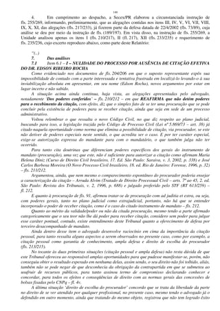 140
4. Em cumprimento ao despacho, a Secex/PR elaborou a circunstanciada instrução de
fls. 255/269, informando, preliminarmente, que as alegações contidas nos itens III, IV, V, VI, VII, VIII,
IX, X, XI, das alegações (fls. 217/233), já fizerem parte da defesa datada de 22/4/2002 (fls. 73/89), cuja
análise se deu por meio da instrução de fls. (189/197). Em vista disso, na instrução de fls. 255/269, a
Unidade analisou apenas os itens I (fls. 210/217), II (fl. 217), XII (fls. 233/235) e requerimento de
fls. 235/236, cujo excerto reproduzo abaixo, como parte deste Relatório:
“(..)
7. Das análises
7.1 Item 6.1 – I – NULIDADE DO PROCESSO POR AUSÊNCIA DE CITAÇÃO EFETIVA
DO DR. EDSON RIBEIRO ROCHA
Como evidenciado nos documentos de fls. 204/206 em que o suposto representante expôs sua
impossibilidade de contado com a parte interessada e tentativa frustrada em localizá-lo levando-o à sua
inviabilização absoluta em apresentar, em seu nome (Edson Rocha), novos argumentos por estar em
lugar incerto e não sabido.
A situação acima ainda continua, haja vista, as alegações apresentadas pelo advogado,
notadamente ‘Dos poderes conferidos’ – fls. 210/212 – em que REAFIRMA que não detém poderes
para o recebimento da citação, com efeito, diz que o simples fato de se ter uma procuração que se pode
concluir pela existência de poderes para se receber citação, ainda que seja em sede de um processo
administrativo.
Voltou relembrar o que ressalta o novo Código Civil, no que diz respeito ao plano judicial,
buscando para isso, a legislação trazida pelo Código de Processo Civil (Lei nº 5.869/73 – art. 38) já
citado naquela oportunidade como norma que elimina a possibilidade de citação, via procurador, se este
não detiver de poderes especiais neste sentido, o que acredita ser o caso. E por ter caráter especial,
exige-se autorização expressa do mandante para com o mandatário, o que também julga não ter
ocorrido.
Para tanto cita doutrinas que diferenciam poderes específicos dos gerais do instrumento de
mandato (procuração), uma vez que este, não é suficiente para autorizar a citação como afirmam Maria
Helena Diniz (Curso de Direito Civil brasileiro, 17. Ed. São Paulo: Saraiva, v. 3, 2002, p. 338) e José
Carlos Barbosa Moreira (O Novo Processo Civil brasileiro, 18. ed. Rio de Janeiro: Forense, 1996, p. 32)
– fls. 211/212.
Argumentou, ainda, que nem mesmo o comparecimento espontâneo do procurador poderia ensejar
a caracterização da citação – Arruda Alvim (Tratado de Direito Processual Civil – arts. 7º ao 45, 2. ed.
São Paulo: Revista dos Tribunais, v. 2, 1996, p. 688) e julgado proferido pelo STF (RT 613/259) –
fl. 212.
E quanto à procuração de fls. 91, afirmou tratar-se de procuração com ad juditia et extra, ou seja,
com poderes gerais, tanto no plano judicial como extrajudicial, portanto, não há que se entender
incorporado o poder de receber citação, como é o caso do citado instrumento de mandato – fls. 212.
Quanto ao mérito da validade/poder ou não da citada procuração, mesmo tendo a parte afirmado
categoricamente que o seu teor não lhe dá poder para receber citação, considero sem poder para julgar
esse caráter pontual, contudo, existe entendimento deste Tribunal quanto a oferecimento de defesa por
terceiro desacompanhado de mandato.
Ainda dentro desse item o advogado desenvolve raciocínio em cima da importância da citação
pessoal, para tanto ressalta alguns aspectos a serem observados no presente caso, como por exemplo, a
citação pessoal como garantia de conhecimento, ampla defesa e direito de escolha do procurador
(fls. 213/215).
No tocante às duas primeiras situações (citação pessoal e ampla defesa) não resta dúvida de que
este Tribunal ofereceu ao responsável amplas oportunidades para que pudesse manifestar-se, porém, não
conseguiu obter o resultado esperado em nenhuma delas, assim sendo, o seu direito não foi tolhido, aliás,
também não se pode negar de que desconhecia da obrigação da contrapartida em que se submeteu ao
usufruir de recursos públicos, para tanto assinou termo de compromisso declarando conhecer e
concordar, para todos os efeitos e conseqüências de direito com as normas gerais das concessões de
bolsas fixadas pelo CNPq – fl. 4v.
A última situação ‘direito de escolha do procurador’ concordo que se trata da liberdade da parte
no direito de se ver atendido por qualquer profissional, no presente caso, mesmo tendo o advogado já o
defendido em outro momento, ainda que tratando do mesmo objeto, registrou que não tem logrado êxito
 