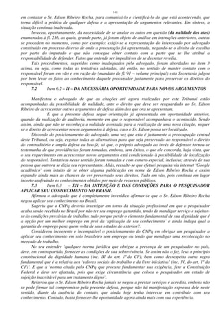 141
em contatar o Sr. Edson Ribeiro Rocha, para comunicá-lo e cientificá-lo do que está acontecendo, que
torna difícil a prática de qualquer defesa e a apresentação de argumentos relevantes. Em síntese, a
situação continua inalterada.
Invocou, oportunamente, da necessidade de se anular os autos em questão (da nulidade dos atos)
enumeradas à fl. 216, as quais, grande parte, já foram objeto de análise em instruções anteriores, outras
se procedem no momento, como por exemplo: exigir-se a representação do interessado por advogado
constituído em processo diverso de onde a procuração foi apresentada, negando-se o direito de escolha
por parte do imputado e que não consegue obter contato com a parte que se lhe atribuí a
responsabilidade de defender. Fatos que entende ser impeditivos de se decretar revelia.
Tais procedimentos, sugeridos como inadequados pelo advogado, foram abordados no item 3
acima, ou seja, como todas as tentativas adotadas, até então, no sentido de manter contato com o
responsável foram em vão e em razão do (mandato de fl. 91 – volume principal) esta Secretaria julgou
por bem levar os fatos ao conhecimento daquele procurador justamente para preservar os direitos do
responsável.
7.2 Item 6.2 – II – DA NECESSÁRIA OPORTUNIDADE PARA NOVOS ARGUMENTOS
Manifestou o advogado de que as citações até agora realizadas por este Tribunal estão
acompanhadas da possibilidade de nulidade, ante o direito que deve ser resguardado ao Sr. Edson
Ribeiro de acrescentar outros argumentos de defesa além dos que ora se apresentam.
E que a presente defesa segue orientação já apresentada em oportunidade anterior,
quando da realização de auditoria, momento em que o responsável acompanhava o acontecido. Sendo
assim, ainda que não se reconheça a nulidade aventada para a realização de uma nova citação, requer
se o direito de acrescentar novos argumentos à defesa, caso o Sr. Edson possa ser localizado.
Discordo do posicionamento do advogado, uma vez que esta é justamente a preocupação central
deste Tribunal, ou seja, esgotar todas as alternativas para que seja preservado ao responsável o direito
do contraditório e ampla defesa ou boa-fé, só que, o próprio advogado ao invés de defensor tornou-se
testemunha de que providências foram tomadas, embora, sem êxitos, o que ele concorda, haja vista, que
o seu requerimento em acrescentar novos argumentos está condicionado à possibilidade de localização
do responsável. Tentativas nesse sentido foram tomadas e com esmero especial, inclusive, através de sua
pessoa que outrora se dizia seu representante. Aliás, ressalte-se que efetuei pesquisa via internet ‘Google
acadêmico’ com intuito de se obter alguma publicação em nome de Edson Ribeiro Rocha e assim
expandir ainda mais as chances de ver preservado seus direitos. Tudo em vão, pois continua em lugar
incerto usufruindo os conhecimentos obtidos por meio de recursos públicos.
7.3 Item 6.3 – XII – DA INTENÇÃO E DAS CONDIÇÕES PARA O PESQUISADOR
APLICAR SEU CONHECIMENTO NO BRASIL
Afirmou o advogado que é completamente inverídico afirmar-se que o Sr. Edson Ribeiro Rocha
negou aplicar seu conhecimento no Brasil.
Sugeriu que o CNPq deveria investigar em torno da situação profissional em que o pesquisador
acaba sendo recebido no Brasil por não ter seu emprego garantido, tendo de mendigar serviço e sujeitar-
se às condições precárias de trabalho, tudo porque perde o elemento fundamental de sua dignidade que é
a opção por um melhor emprego em prol da ‘aplicação de seu conhecimento’ e ainda indaga qual a
garantia de emprego para quem volta de seus estudos do exterior?.
Considerou incoerente e incompatível o posicionamento do CNPq em obrigar um pesquisador a
aplicar seu conhecimento em solo brasileiro sem emprego ou tendo que mendigar uma recolocação no
mercado de trabalho.
No seu entender ‘qualquer norma jurídica que obrigue a presença de um pesquisador no país,
deve, em contrapartida, fornecer as condições de sua sobrevivência. Se assim não o faz, lesa o princípio
constitucional da dignidade humana (inc. III do art. 1º da CF), bem como desrespeita outra regra
fundamental que é a relativa aos ‘valores sociais do trabalho e da livre iniciativa’ (inc. IV, do art. 1º da
CF)’. E que a ‘norma citada pelo CNPq que procura fundamentar sua exigência, fere a Constituição
Federal e deve ser afastada, pois que exige circunstância que coloca o pesquisador em estado de
sujeição inaceitável para um tratamento digno’.
Reiterou que o Sr. Edson Ribeiro Rocha jamais se negou a prestar serviços e acredita, embora não
se pode firmar tal compromisso pela presente defesa, porque não há manifestação expressa dele neste
sentido, diante da ausência do contato, que ainda hoje tenha interesse em contribuir com seu
conhecimento. Contudo, basta fornecer-lhe oportunidade agora ainda mais com sua experiência.
 