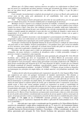 142
Afirmou que o Sr. Edson sempre registrou interesse em aplicar seu conhecimento no Brasil (sem
que isso possa ser considerado sua plena sujeição à norma que lesivamente lhe obriga a tal conduta –
pois em sua plena boa-fé, jamais acreditou estar com débito junto ao CPNq) e o que lhe falta é
oportunidade.
E por entender inconstitucional a exigência da prestação de serviços no Brasil, pela ausência de
serviço para tal fim, opina pelo afastamento de tal exigibilidade, bem como de qualquer
reparação/restituição financeira.
7.3.1 Peço licença ao ilustre advogado para discordar de suas justificativas, por crer que quem
quer ser achado deixa pistas. O contrário também pode ser manifestação de um desejo.
Mendigar serviços e sujeitar-se às condições precárias de trabalho, certamente não é privilégio de
poucos, porém, ter emprego garantido é privilégio de poucos e receber recursos públicos para realizar
estudos no exterior e fugir, como disse: das condições precárias de trabalho, ainda mais conhecendo o
histórico da situação educacional do país, sem contribuir com a devida contrapartida dos conhecimentos
obtidos e exigidos quando da submissão à regra não deve ser privilégio de ninguém e muito menos de
pouquíssimos. E no sentido de coibir tais atitudes é que o CNPq estabelece normas com as quais o
responsável concordou.
Portanto, não considero incoerente e nem incompatível o posicionamento do CNPq em obrigar o
pesquisador a aplicar seu conhecimento em solo brasileiro, é regra assumida e não privilégio. Privilégio
seria receber condição para capacitação sem assumir qualquer obrigação, que não é o caso.
O princípio constitucional da dignidade humana de um país de fornecer condição de sobrevivência
vale para todos os seus cidadãos, inclusive pesquisadores, e em qualquer área, quer sociais do trabalho
ou livre iniciativa, assim sendo, a aplicação ou exclusão dessa norma não pode ser somente em casos
pontuais, o que está se aplicando e exigindo aqui, é a regra assumida.
Entretanto, não há espaço para se falar em afastamento das exigências assumidas, quitadas as
obrigações, tão pouco declarar a existência de decadência sobre o crédito pretendido, extinguir o
processo e isentar o responsável, como requerido.
8. Quanto a possibilidade de nulidade dos autos apontada pelo advogado Dr. Celso Hiroshi
Iocohama, ante o direito que deve ser resguardado ao Sr. Edson Ribeiro de acrescentar outros
argumentos de defesa além dos que ora se apresentam e por considerar desprovido de condição formal
para defendê-lo (sem procuração), embora tenha apresentado arrazoadas justificativas (fls. 209/236) as
quais foram consideradas pelo despacho de fl. 252 como alegações de defesa, ressalto que este Tribunal
em julgado examinado de situação semelhante, especificamente quanto a oferecimento de defesa por
terceiro desacompanhado de mandato – Acórdão nº 522/2005 – 1ª Câmara, em que recebeu as alegações
em homenagem aos princípios da ampla defesa, da verdade material e do formalismo moderado, vide
Voto:
‘A defesa não foi subscrita pessoalmente pelo responsável, mas pelo Sr. José Augusto Ribas Vedan
que compareceu aos autos sem qualquer instrumento de mandato representativo. Não obstante, a
Secex/PR resolveu examinar o expediente oferecido e acabou concluindo pela improcedência das
alegações. Com efeito, a unidade técnica agiu bem, pois, ao analisar a pela oferecida por terceiro, ela
buscou homenagear os princípios da ampla defesa, da verdade material e do formalismo moderado, no
intuito de tentar afastar os nefastos efeitos da revelia, que se abateriam sobre o responsável. A par disso,
agindo assim, a Secex não causou qualquer prejuízo ao responsável ou mesmo à regularidade do
processo. Ocorre, todavia, que a defesa oferecida pelo Sr. José Augusto não foi suficiente para elidir as
irregularidades detectadas. O oferecimento de argumentações lacônicas desacompanhadas de quaisquer
provas quanto à realização do objeto convenial não tem força bastante para produzir resultados
favoráveis ao Sr. Marcos César Scacabarossi, permanecendo caracterizado o dano ao erário decorrente
de ato de gestão antieconômico consubstanciado na ausência de provas quanto à efetiva consecução do
ajuste, até porque prevalece contra o responsável a inversão do ônus da prova estabelecida pelos artigos
113, caput, c/c 116, caput, da Lei nº 8.666/1993. Entendo, portanto, que o Tribunal deve julgar
irregulares as contas do responsável, imputando-lhe débito e aplicando-lhe multa fundada no art. 57 da
Lei nº 8.443/1992.’”
5. Ante tudo que o que expôs e considerando que foi garantido ao Sr. Edson Ribeiro Rocha o
exercício do contraditório e ampla defesa estabelecido pelo art. 5º, inciso LV, da Constituição Federal,
sendo que o mesmo não providenciou o recolhimento do débito a ele imputado, junto aos cofres do
Conselho Nacional de Desenvolvimento Científico e Tecnológico – CNPq e considerando, ainda, que a
defesa apresentada pelo advogado Dr. Celso Hiroshi Iocohama não apresentou nenhum elemento
 