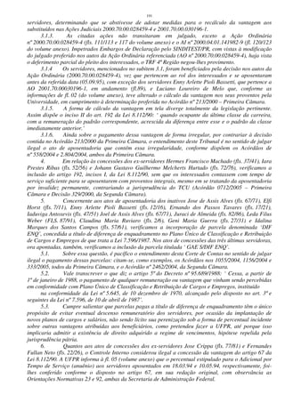 191
servidores, determinando que se abstivesse de adotar medidas para o recálculo da vantagem aos
substituídos nas Ações Judiciais 2000.70.00.028459-4 e 2001.70.00.030196-1.
3.1.3. As citadas ações não transitaram em julgado, exceto a Ação Ordinária
nº 2000.70.00.028459-4 (fls. 111/113 e 117 do volume anexo) e o AI nº 2000.04.01.141982-9 (fl. 120/123
do volume anexo). Impetrados Embargos de Declaração pelo SINDITEST/PR, com vistas à modificação
do julgado proferido nos autos da Ação Ordinária referenciada (AO nº 2000.70.00.028459-4), haja vista
o deferimento parcial do pleito dos interessados, o TRF 4ª Região negou-lhes provimento.
3.1.4 Os servidores, mencionados no subitem 3.1, foram beneficiados pela decisão nos autos da
Ação Ordinária (2000.70.00.028459-4), vez que pertencem ao rol dos interessados e se aposentaram
antes da referida data (05.09.95), com exceção dos servidores Enny Arlette Pioli Bassetti, que pertence a
AO 2001.70.00030196-1, em andamento (fl.89), e Luciano Loureiro de Melo que, conforme as
informações de fl. 02 (do volume anexo), teve alterado o cálculo da vantagem nos seus proventos pela
Universidade, em cumprimento à determinação proferida no Acórdão nº 213/2000 – Primeira Câmara.
3.1.5. A forma de cálculo da vantagem em tela diverge totalmente da legislação pertinente.
Assim dispõe o inciso II do art. 192 da Lei 8.112/90: ‘ quando ocupante da última classe da carreira,
com a remuneração do padrão correspondente, acrescida da diferença entre esse e o padrão da classe
imediatamente anterior.’
3.1.6. Ainda sobre o pagamento dessa vantagem de forma irregular, por contrariar à decisão
contida no Acórdão 213/2000 da Primeira Câmara, o entendimento deste Tribunal é no sentido de julgar
ilegal o ato de aposentadoria que contém essa irregularidade, conforme dispõem os Acórdãos de
nº 558/2004 e 2.804/2004, ambos da Primeira Câmara.
4. Em relação às concessões dos ex-servidores Hermes Francisco Machado (fls. 37/41), Iara
Prestes Ribas (fls. 52/56) e Johann Gustavo Guilhermo Melcherts Hurtado (fls. 72/76), verificamos a
inclusão do artigo 192, incisos I, da Lei 8.112/90, sem que os interessados contassem com tempo de
serviço suficiente para se aposentarem com proventos integrais, mesmo em se tratando da aposentadoria
por invalidez permanente, contrariando a jurisprudência do TCU (Acórdão 0712/2005 – Primeira
Câmara e Decisão 329/2000, da Segunda Câmara).
5. Concernente aos atos de aposentadoria dos inativos Jose de Assis Alves (fls. 67/71), Elfi
Horst (fls. 7/11), Enny Arlette Pioli Bassetti (fls. 12/16), Ernando dos Passos Tavares (fls. 17/21),
Iaduviga Antoxevis (fls. 47/51) Joel de Assis Alves (fls. 67/71), Juraci de Almeida (fls. 82/86), Leda Filus
Weber (FLS. 87/91), Claudina Maria Ruviaro (fls. 2/6), Geni Maria Guerra (fls. 27/31) e Idalina
Marques dos Santos Campos (fls. 57/61), verificamos a incorporação de parcela denominada ‘DIF
ENQ’, concedida a título de diferença de enquadramento no Plano Único de Classificação e Retribuição
de Cargos e Empregos de que trata a Lei 7.596/1987. Nos atos de concessões das três últimas servidoras,
ora apontadas, também, verificamos a inclusão da parcela titulada ‘ GAE S/DIF ENQ’.
5.1. Sobre essa questão, é pacífico o entendimento desta Corte de Contas no sentido de julgar
ilegal o pagamento dessas parcelas: citam-se, como exemplos, os Acórdãos nos 1055/2004, 1156/2004 e
333/2005, todos da Primeira Câmara, e o Acórdão nº 2462/2004, da Segunda Câmara.
5.2. Vale transcrever o que diz o artigo 5º do Decreto nº 95.689/1988: ‘ Cessa, a partir de
1º de janeiro de 1988, o pagamento de qualquer remuneração ou vantagem que vinham sendo percebidas
em conformidade com Plano Único de Classificação e Retribuição de Cargos e Empregos, instituído
na conformidade da Lei nº 5.645, de 10 dezembro de 1970, alcançado pelo disposto no art. 3º e
seguintes da Lei nº 7.596, de 10 de abril de 1987’.
5.3. Cumpre salientar que parcelas pagas a título de diferença de enquadramento têm o único
propósito de evitar eventual descenso remuneratório dos servidores, por ocasião da implantação de
novos planos de cargos e salários, não sendo lícito sua perenização sob a forma de percentual incidente
sobre outras vantagens atribuídas aos beneficiários, como pretendeu fazer a UFPR, até porque isso
implicaria admitir a existência de direito adquirido a regime de vencimentos, hipótese repelida pela
jurisprudência pátria.
6. Quantos aos atos de concessões dos ex-servidores Jose Crippa (fls. 77/81) e Fernandes
Fullan Neto (fls. 22/26), o Controle Interno considerou ilegal a concessão da vantagem do artigo 67 da
Lei 8.112/90. A UFPR informa à fl. 05 (volume anexo) que o percentual estipulado para o Adicional por
Tempo de Serviço (anuênio) aos servidores aposentados em 18.03.94 e 10.05.94, respectivamente, foi-
lhes conferido conforme o disposto no artigo 67, em sua redação original, com observância as
Orientações Normativas 23 e 92, ambas da Secretaria de Administração Federal.
 