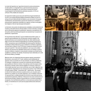 CDHDF20AÑOS
112
La misión del operativo era “garantizar durante los actos protocolarios,
el orden público, la integridad física y patrimonial de las personas e
instalaciones estratégicas…así como evitar la comisión de ilícitos”.
La participación total de elementos policiales ascendió a 5,172 y se
utilizaron 195 unidades de transporte.
Es importante resaltar que la instrucción del Primer Superintendente de
la SSPDF, por acuerdo del jefe de Gobierno del Distrito Federal, era que“no
actuara sino por órdenes del jefe de Gobierno; que contuvieran a los grupos
manifestantes, permaneciendo en posición de resistencia sin contestar a
provocaciones y agresiones cometidas en su agravio; no hacer uso de gases
lacrimógenos ni de otro tipo de equipo de disuasión”.
La Comisión, de acuerdo a las declaraciones recabadas a varios elementos de
la policía y del análisis de los informes dados a conocer ante ésta, consideró
que la información operativa fue deficiente, imprecisa y contradictoria. Por
otra parte, estimó que dicha participación se caracterizó por la ausencia de
planeación y organización.
En las primeras horas del día 1º, en las inmediaciones de San Lázaro, un
grupo de aproximadamente 40 a 50 personas comenzó a agredir a las
fuerzas policiacas con el propósito de derribar las vallas metálicas para
llegar al recinto de la Cámara de Diputados por la avenida Congreso de la
Unión. Las personas, que se manifestaban de manera pacífica, decidieron
trasladarse a Palacio Nacional ya que el ambiente en el Palacio Legislativo
se tornó hostil y violento. A las 12:10 horas, el puesto de mando de la SSPDF
instruyó no permitir “más actos de vandalismo”, por lo que se les ordenó
detener a las personas que realizaban dichos actos. Sin embargo, la policía
se avocó a detener a la gente en zonas donde no estaban ocurriendo hechos
vandálicos ni violentos. Por ejemplo, 25 personas fueron detenidas en la calle
de Filomeno Mata y 5 de Mayo.
Mientras tanto, los integrantes del grupo agresivo seguían avanzando al
Eje Central y, cerca de las 12:11 horas, realizaron actos deliberados de
agresión contra una tienda OXXO. En ese momento, se ordenó su detención,
sin embargo, se señaló que no existían las condiciones para ello debido a
que la policía era inferior en número. A los policías se les hizo esperar entre
Eje Central y Avenida Juárez mientras llegaban los refuerzos, algunos se
comunicaban para decir que no eran suficientes, que no iban a aguantar más
y que preferían resguardarse en los camiones de la policía. A las 13:09 horas,
el mando superior señaló: “necesitamos R9” –detenciones–. De acuerdo
al relato de los hechos anteriores se puede concluir, por una parte, que el
operativo no cumplió con una orden específica y, por lo relatado, el personal
no supo qué hacer ni estaba enterado de la forma en la que tenía que actuar
al presentarse agresiones. Además, el descontrol tuvo como consecuencia la
lentitud para proceder a detener al grupo delictivo y se enfocó a perseguir y
encapsular a los manifestantes pacíficos o a otras personas quienes en los
hechos, se manifestaron en contra de las propias detenciones arbitrarias.
20 AÑOS 204.indd 112 14/10/2013 1:34:53
 