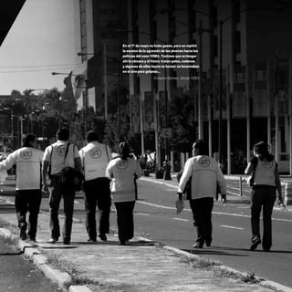 CDHDF20AÑOS
191
En el 1º de mayo no hubo gases, pero se repitió
la escena de la agresión de los jóvenes hacia los
policías del caso 1DMX. Tuvimos que arriesgar
ahí la cámara y el físico: traían palos, cadenas
y algunos de ellos hasta se lucían: se levantaban
en el aire para golpear…
Ernesto Gomez, desde 1995.
20 AÑOS 204.indd 191 14/10/2013 1:35:44
 