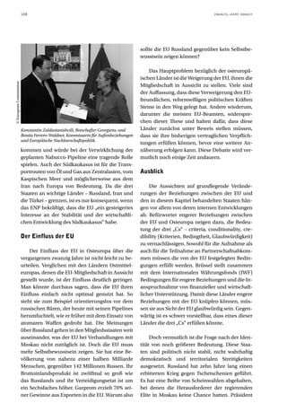 108                                                                                         ZWANZIG JAHRE DANACH




                                                                                   sollte die EU Russland gegenüber kein Selbstbe-
                                                                                   wusstsein zeigen können?

                                                                                       Das Hauptproblem bezüglich der osteuropä-
                                                                                   ischen Länder ist die Weigerung der EU, ihnen die
© European Commission




                                                                                   Mitgliedschaft in Aussicht zu stellen. Viele sind
                                                                                   der Auffassung, dass diese Verweigerung den EU-
                                                                                   freundlichen, reformwilligen politischen Kräften
                                                                                   Steine in den Weg gelegt hat. Andere wiederum,
                                                                                   darunter die meisten EU-Beamten, widerspre-
                                                                                   chen dieser These und halten dafür, dass diese
                        Konstantin Zaldastanishvili, Botschafter Georgiens, und    Länder zunächst unter Beweis stellen müssen,
                        Benita Ferrero-Waldner, Kommissarin für Außenbeziehungen   dass sie ihre bisherigen vertraglichen Verpflich-
                        und Europäische Nachbarschaftspolitik.
                                                                                   tungen erfüllen können, bevor eine weitere An-
                        kommen und würde bei der Verwirklichung der                näherung erfolgen kann. Diese Debatte wird ver-
                        geplanten Nabucco-Pipeline eine tragende Rolle             mutlich noch einige Zeit andauern.
                        spielen. Auch der Südkaukasus ist für die Trans-
                        portrouten von Öl und Gas aus Zentralasien, vom            Ausblick
                        Kaspischen Meer und möglicherweise aus dem
                        Iran nach Europa von Bedeutung. Da die drei                    Die Aussichten auf grundlegende Verände-
                        Staaten an wichtige Länder – Russland, Iran und            rungen der Beziehungen zwischen der EU und
                        die Türkei – grenzen, ist es nur konsequent, wenn          den in diesem Kapitel behandelten Staaten hän-
                        das ENP bekräftigt, dass die EU „ein gesteigertes          gen vor allem von deren internen Entwicklungen
                        Interesse an der Stabilität und der wirtschaftli-          ab. Befürworter engerer Beziehungen zwischen
                        chen Entwicklung des Südkaukasus“ habe.                    der EU und Osteuropa neigen dazu, die Bedeu-
                                                                                   tung der drei „Cs“ – criteria, conditionality, cre-
                        Der Einfluss der EU                                        dibility (Kriterien, Bedingtheit, Glaubwürdigkeit)
                                                                                   zu vernachlässigen. Sowohl für die Aufnahme als
                            Der Einfluss der EU in Osteuropa über die              auch für die Teilnahme an Partnerschaftsabkom-
                        vergangenen zwanzig Jahre ist nicht leicht zu be-          men müssen die von der EU festgelegten Bedin-
                        urteilen. Verglichen mit den Ländern Ostmittel-            gungen erfüllt werden. Brüssel stellt zusammen
                        europas, denen die EU-Mitgliedschaft in Aussicht           mit dem Internationalen Währungsfonds (IWF)
                        gestellt wurde, ist der Einfluss deutlich geringer.        Bedingungen für engere Beziehungen und die In-
                        Man könnte durchaus sagen, dass die EU ihren               anspruchnahme von finanzieller und wirtschaft-
                        Einfluss einfach nicht optimal genutzt hat. So             licher Unterstützung. Damit diese Länder engere
                        steht sie zum Beispiel orientierungslos vor dem            Beziehungen mit der EU knüpfen können, müs-
                        russischen Bären, der heute mit seinen Pipelines           sen sie aus Sicht der EU glaubwürdig sein. Gegen-
                        herumfuchtelt, wie er früher mit dem Einsatz von           wärtig ist es schwer vorstellbar, dass eines dieser
                        atomaren Waffen gedroht hat. Die Meinungen                 Länder die drei „Cs“ erfüllen könnte.
                        über Russland gehen in den Mitgliedsstaaten weit
                        auseinander, was der EU bei Verhandlungen mit                   Doch vermutlich ist die Frage nach der Iden-
                        Moskau nicht zuträglich ist. Doch die EU muss              tität von noch größerer Bedeutung. Diese Staa-
                        mehr Selbstbewusstsein zeigen. Sie hat eine Be-            ten sind politisch nicht stabil, nicht wahrhaftig
                        völkerung von nahezu einer halben Milliarde                demokratisch und territorialen Streitigkeiten
                        Menschen, gegenüber 142 Millionen Russen. Ihr              ausgesetzt. Russland hat zehn Jahre lang einen
                        Bruttoinlandsprodukt ist zwölfmal so groß wie              erbitterten Krieg gegen Tschetschenien geführt.
                        das Russlands und ihr Verteidigungsetat ist um             Es hat eine Reihe von Scheinwahlen abgehalten,
                        ein Sechsfaches höher. Gazprom erzielt 70% sei-            bei denen die Herausforderer der regierenden
                        ner Gewinne aus Exporten in die EU. Warum also             Elite in Moskau keine Chance hatten. Präsident
 