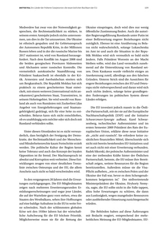 DRITTER TEIL Die Länder der früheren Sowjetunion: die neuen östlichen Nachbarn der EU                                   109




Medwedew hat zwar von der Notwendigkeit ge-                             Ukraine einspringen, doch wird dies nur wenig
sprochen, die Rechtsstaatlichkeit zu stärken, in                        öffentliche Zustimmung finden. Auch die autori-
seinem ersten Amtsjahr jedoch nichts unternom-                          täre Regierungsführung Russlands unter Putin ist
men, um dies in die Tat umzusetzen. Die Ukraine                         einer Befürwortung engerer Beziehungen nicht
ist ethnisch gespalten und ihr Gebietsanspruch                          zuträglich. Ebenso ist eine Annäherung zu Bela-
der Autonomen Republik Krim, in der Millionen                           rus nicht wahrscheinlich, solange Lukaschenka
Russen leben und in der die russische Marine bis                        im Amt ist und auch die Situation in der Repu-
2017 stationiert ist, wird von Russland herausge-                       blik Moldau wird sich vermutlich so bald nicht
fordert. Nach dem Konflikt im August 2008 sind                          ändern. Falls Präsident Woronin an der Macht
die beiden georgischen Provinzen Südossetien                            bleiben sollte, wird das Land vermutlich zuneh-
und Abchasien unter russischer Kontrolle. Die                           mend auf die Unterstützung von Russland set-
vermeintlich autokratische Staatsführung von                            zen. Dem Kaukasus wurde vielleicht einiges an
Präsident Saakaschwili ist ebenfalls in der Kri-                        Anerkennung zuteil, allerdings aus den falschen
tik. Armenien und Aserbaidschan streiten sich                           Gründen. Unterm Strich sind die Aussichten für
um Bergkarabach. Die Republik Moldau hat sich                           engere Beziehungen zwischen der EU und Osteu-
praktisch zu einem gescheiterten Staat entwi-                           ropa nicht vielversprechend und daran wird sich
ckelt, mit einem weiteren (international nicht an-                      auch nichts ändern, solange keine grundlegen-
erkannten) gescheiterten Staat, Transnistrien, in                       den Änderungen im politischen System dieser
seinem Hoheitsgebiet. Sie wird sowohl von Russ-                         Länder erfolgen.
land als auch von Rumänien mit Zuckerbrot (das
Angebot von Energielieferungen und Staatsan-                                 Die EU investiert jedoch massiv in die Östli-
gehörigkeit) gedrängt, sich für eine Seite zu ent-                      che Partnerschaft, mit der sie auf die Europäische
scheiden. Belarus kann sich nicht entschließen,                         Nachbarschaftspolitik (ENP) und die Initiative
ob es unabhängig sein möchte oder sich doch mit                         Schwarzmeer-Synergie aufbaut. Karel Schwar-
Russland verbünden sollte.                                              zenberg, tschechischer Außenminister und im
                                                                        ersten Semester 2009 Präsident des Rats der Eu-
    Unter diesen Umständen ist es nicht verwun-                         ropäischen Union, erklärte diese neue Initiative
derlich, dass bezüglich der Festigung der Demo-                         als „nicht anti-russisch“. Sie erfordere keine zu-
kratie, der Rechtstaatlichkeit und der Menschen-                        sätzlichen finanziellen Mittel, überschneide sich
und Minderheitenrechte kaum Fortschritte erzielt                        nicht mit bereits bestehenden EU-Initiativen und
werden. Die politische Kultur der Region kennt                          sei auch nicht mit einer Erweiterung verbunden.
keine Toleranz und auch das Konzept der loyalen                         Radek Sikorski, der polnische Außenminister und
Opposition ist ihr fremd. Der Machtanspruch ist                         eine der treibenden Kräfte hinter der Östlichen
absolut und Korruption weit verbreitet. Diese Ent-                      Partnerschaft, betonte, die EU müsse ihre Bereit-
wicklungen zeugen von einer deutlichen Trenn-                           schaft zeigen, weitere Ressourcen für die Region
linie zwischen Osteuropa und der EU, die allem                          bereitzustellen. Außerdem müsse sie die Visa-
Anschein nach nicht so bald verschwinden wird.                          Pflicht aufheben, „wie es zwischen Polen und der
                                                                        Ukraine der Fall war, bevor es dem Schengenab-
    In den vergangenen 20 Jahren sind die Erwar-                        kommen beigetreten ist.“ Der stellvertretende
tungen zurückgegangen. Die EU-Mitgliedstaaten                           Ministerpräsident der Ukraine, Hryhoriy Nemy-
zeigen nach mehreren Erweiterungsrunden Er-                             ria, sagte, die EU sollte nicht in die Falle tappen,
müdungserscheinungen und sogar jene Länder,                             allzu hohe Erwartungen zu schüren, die dann
die auf der Warteliste ganz vorn stehen, etwa die                       aus Lustlosigkeit, wegen mangelnder Ressourcen
Staaten des Westbalkans, sehen ihre Hoffnungen                          oder ausbleibender Umsetzung zunichtegemacht
auf eine baldige Aufnahme in die EU in weite Fer-                       würden.
ne schwinden. Nach der schlimmsten globalen
Krise seit den 1930er Jahren hat der wirtschaft-                            Die Behörden haben auf diese Äußerungen
liche Aufschwung für die EU höchste Priorität.                          mit Bedacht reagiert, entsprechend der mehr-
Möglicherweise muss sie für die Rettung der                             heitlichen Meinung der EU-Mitgliedstaaten. EU-
 