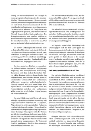 DRITTER TEIL Die Länder der früheren Sowjetunion: die neuen östlichen Nachbarn der EU                                  113




kerung, die besondere Position der Georgier in                              Der desolate wirtschaftliche Zustand, die eth-
einem georgischen Staat zugunsten des innenpo-                          nischen Konflikte und die Art zu regieren, die all-
litischen Friedens anerkennen. Hierzu waren die                         mählich Züge einer Diktatur annahm, spaltete die
ohnehin sezessionistisch gestimmten Minderhei-                          gesamte Gesellschaft und mündete im Dezember
ten nicht bereit. Zwar war der Ausbruch der eth-                        1992 in einem Putsch.
nisch fundierten Spannungen in zwei autonomen
Gebieten schon während der Sowjetherrschaft                                 Das schnelle Scheitern der ersten Schritte ge-
vorprogrammiert gewesen, aber nationalistische                          orgischer Staatlichkeit sind allerdings nicht nur
Rhetorik der georgischen Regierung forcierte den                        auf äußere Einflüsse, ethnische Konflikte oder die
Separatismusprozess und machte militärische                             Unerfahrenheit der damaligen Elite zurückzufüh-
Auseinandersetzungen unvermeidbar. 1991 brach                           ren, sondern auch auf die gesellschaftliche Wahr-
der bewaffnete Konflikt in Südossetien aus. Und                         nehmung der Unabhängigkeit.
auch in Abchasien bahnte sich ein solcher an.
                                                                            Im Gegensatz zu den Balten, die den Weg in die
    Die frühere Ordnungsmacht Russland hatte                            Unabhängigkeit auch mit dem Kampf gegen den
in diesen Konflikten interveniert und die Schwä-                        Kommunismus und das Sowjetsystem verbanden,
chen Georgiens instrumentalisiert, um die eige-                         verstanden die Georgier diese nur als Loslösung
ne Position in der Region aufrecht zu halten. Die                       von Russland. Die Frage „was danach?“ wurde erst
Vorstellung, der Westen würde die Unabhängig-                           später gestellt. Die Balten fanden in der europä-
keit des Landes gegenüber Russland auf jeden                            ischen Familie eine Identifizierungs- und Orientie-
Fall unterstützen, entpuppte sich als naiv.                             rungsinstanz und strebten nach der „Heimkehr“ in
                                                                        diese. Den Georgiern gelang dies nicht, was sich
    Um den russischen Einfluss zu neutralisie-                          später als ausschlaggebend erwiesen hat.
ren und vom Westen „enttäuscht“, wechselte die
Regierung ihre außenpolitische Ausrichtung.                             Der Westen entdeckt den Kaukasus
Zusammen mit dem tschetschenischen Füh-
rer Jokhar Dudaev initiierte Gamsechurdia das                                Erst nach der Machtübernahme von Eduard
Programm des „Kaukasischen Hauses“, einer Art                           Schewardnadse zeichneten sich Konturen von
solidarischer Gemeinschaft der kaukasischen                             Staatlichkeit ab. Dem Militärrat, der nach dem
Völker unter georgischer und tschetschenischer                          Putsch an die Macht gekommen war, war bewusst,
Führung, dem es jedoch an einer klaren Kon-                             dass er selbst nicht im Stande war, das Land aus
zeption fehlte. Seine Umsetzung litt unter den                          der Isolation zu führen. Hierfür kam nur der ehe-
Feindseligkeiten zwischen den kaukasischen                              malige sowjetische Außenminister Eduard Sche-
Völkern und der wiederholten Unterschätzung                             wardnadse in Frage, den seine Verdienste bei der
des russischen Faktors.                                                 Beendigung des Kalten Krieges weltweit zu einem
                                                                        gern gesehenen Gesprächspartner machten. Die
     Die neue Politik stand im Widerspruch zur ur-                      Taktik ging schrittweise auf. Vor allem die deut-
sprünglich gewollten westlichen Ausrichtung und                         sche politische Führung reagierte angesichts des
trug zu der Isolation des Landes bei. Gia Jorjoliani,                   positiven Mitwirkens von Eduard Schewardnadse
Abgeordneter im ersten georgischen Parlament,                           im deutschen Wiedervereinigungsprozess unver-
beschrieb dies folgendermaßen: „Wegen der nicht-                        züglich. Deutschland erkannte am 22. März 1992
demokratischen Regierungsführung zog die Poli-                          als erstes Land die Souveränität Georgiens an, an-
tik der damaligen Führung eher Kritik des Westens                       dere Länder folgten umgehend.
auf sich als Unterstützung. Außerdem hatte die Re-
gierung keine klar konzipierten Vorstellungen über                          Georgien hatte nun zwar einen außenpoliti-
eventuelle außenpolitische Partner. Europa wurde                        schen Durchbruch geschafft, stand aber innen-
kaum als Akteur wahrgenommen – der Westen mit                           politisch weiterhin vor zahlreichen Herausfor-
den USA gleichgesetzt. Die USA ihrerseits zogen                         derungen. Revanche-Versuche der Anhänger
eine Politik des ‚Russia first‘ vor.“                                   des vorherigen Präsidenten, der in Abchasien
 