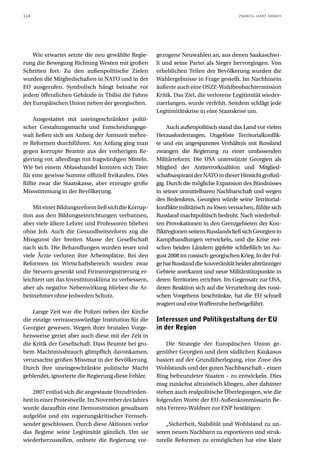 116                                                                                    ZWANZIG JAHRE DANACH




    Wie erwartet setzte die neu gewählte Regie-      gezogene Neuwahlen an, aus denen Saakaschwi-
rung die Bewegung Richtung Westen mit großen         li und seine Partei als Sieger hervorgingen. Von
Schritten fort. Zu den außenpolitische Zielen        erheblichen Teilen der Bevölkerung wurden die
wurden die Mitgliedschaften in NATO und in der       Wahlergebnisse in Frage gestellt. Im Nachhinein
EU ausgerufen. Symbolisch hängt beinahe vor          äußerte auch eine OSZE-Wahlbeobachtermission
jedem öffentlichen Gebäude in Tbilisi die Fahne      Kritik. Das Ziel, die verlorene Legitimität wieder-
der Europäischen Union neben der georgischen.        zuerlangen, wurde verfehlt. Seitdem schlägt jede
                                                     Legitimitätskrise in eine Staatskrise um.
     Ausgestattet mit uneingeschränkter politi-
scher Gestaltungsmacht und Entscheidungsge-               Auch außenpolitisch stand das Land vor vielen
walt ließen sich am Anfang der Amtszeit mehre-       Herausforderungen. Ungelöste Territorialkonflik-
re Reformen durchführen. Am Anfang ging man          te und ein angespanntes Verhältnis mit Russland
gegen korrupte Beamte aus der vorherigen Re-         zwangen die Regierung zu einer umfassenden
gierung vor, allerdings mit fragwürdigen Mitteln.    Militärreform. Die USA unterstützte Georgien als
Wie bei einem Ablasshandel konnten sich Täter        Mitglied der Antiterrorkoalition und Mitglied-
für eine gewisse Summe offiziell freikaufen. Dies    schaftsaspirant der NATO in dieser Hinsicht großzü-
füllte zwar die Staatskasse, aber erzeugte große     gig. Durch die mögliche Expansion des Bündnisses
Missstimmung in der Bevölkerung.                     in seiner unmittelbaren Nachbarschaft und wegen
                                                     des Bedenkens, Georgien würde seine Territorial-
    Mit einer Bildungsreform ließ sich die Korrup-   konflikte militärisch zu lösen versuchen, fühlte sich
tion aus den Bildungseinrichtungen verbannen,        Russland machtpolitisch bedroht. Nach wiederhol-
aber viele ältere Lehrer und Professoren blieben     ten Provokationen in den Grenzgebieten der Kon-
ohne Job. Auch die Gesundheitsreform zog die         fliktregionen seitens Russlands ließ sich Georgien in
Missgunst der breiten Masse der Gesellschaft         Kampfhandlungen verwickeln, und die Krise zwi-
nach sich. Die Behandlungen wurden teuer und         schen beiden Ländern gipfelte schließlich im Au-
viele Ärzte verloren ihre Arbeitsplätze. Bei den     gust 2008 im russisch-georgischen Krieg. In der Fol-
Reformen im Wirtschaftsbereich wurden zwar           ge hat Russland die Souveränität beider abtrünniger
die Steuern gesenkt und Firmenregistrierung er-      Gebiete anerkannt und neue Militärstützpunkte in
leichtert um das Investitionsklima zu verbessern,    deren Territorien errichtet. Im Gegensatz zur USA,
aber als negative Nebenwirkung blieben die Ar-       deren Reaktion sich auf die Verurteilung des russi-
beitnehmer ohne jedweden Schutz.                     schen Vorgehens beschränkte, hat die EU schnell
                                                     reagiert und eine Waffenruhe herbeigeführt.
    Lange Zeit war die Polizei neben der Kirche
die einzige vertrauenswürdige Institution für die    Interessen und Politikgestaltung der EU
Georgier gewesen. Wegen ihrer brutalen Vorge-        in der Region
hensweise geriet aber auch diese mit der Zeit in
die Kritik der Gesellschaft. Dass Beamte bei gro-        Die Strategie der Europäischen Union ge-
bem Machtmissbrauch glimpflich davonkamen,           genüber Georgien und dem südlichen Kaukasus
verursachte großen Missmut in der Bevölkerung.       basiert auf der Grundüberlegung, eine Zone des
Durch ihre uneingeschränkte politische Macht         Wohlstands und der guten Nachbarschaft – einen
geblendet, ignorierte die Regierung diese Fehler.    Ring befreundeter Staaten – zu entwickeln. Dies
                                                     mag zunächst altruistisch klingen, aber dahinter
    2007 entlud sich die angestaute Unzufrieden-     stehen auch realpolitische Überlegungen, wie die
heit in einer Protestwelle. Im November des Jahres   folgenden Worte der EU-Außenkommissarin Be-
wurde daraufhin eine Demonstration gewaltsam         nita Ferrero-Waldner zur ENP bestätigen:
aufgelöst und ein regierungskritischer Fernseh-
sender geschlossen. Durch diese Aktionen verlor          „Sicherheit, Stabilität und Wohlstand zu un-
das Regime seine Legitimität gänzlich. Um sie        seren neuen Nachbarn zu exportieren und struk-
wiederherzustellen, ordnete die Regierung vor-       turelle Reformen zu ermöglichen hat eine klare
 